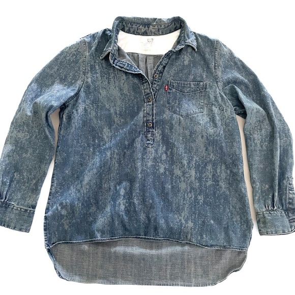 Levi’s Denim Quarter Button Down. Long Sleeve. Womens size Medium - Picture 1 of 4